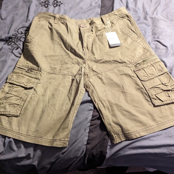 Men's khaki cargo shorts - Picture 1 of 6